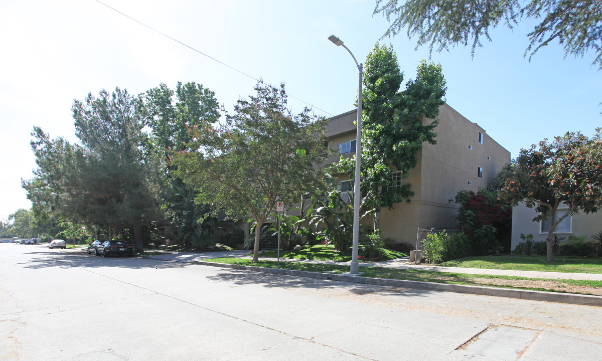 Peach Grove Apartments in North Hollywood, CA - Building Photo