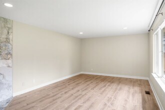 8006 Nixon Ave SW in Tacoma, WA - Building Photo - Building Photo