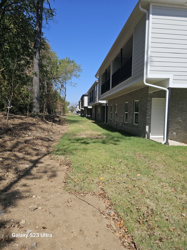 955 S Benchmark Ln in Fayetteville, AR - Foto de edificio - Building Photo