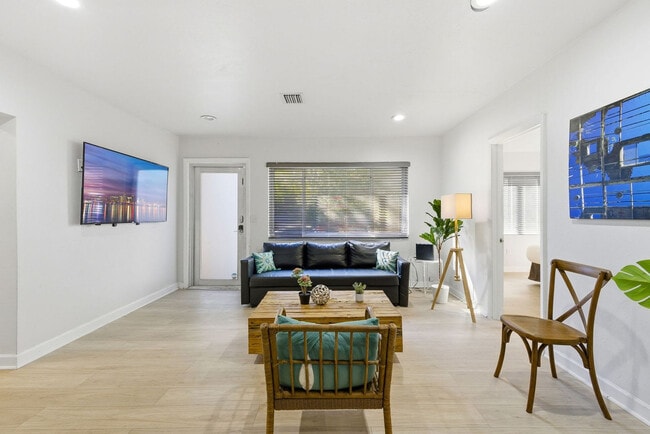 6715 NE Miami Pl in Miami, FL - Building Photo - Building Photo