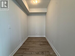 430 Square One Dr in Mississauga, ON - Building Photo - Building Photo