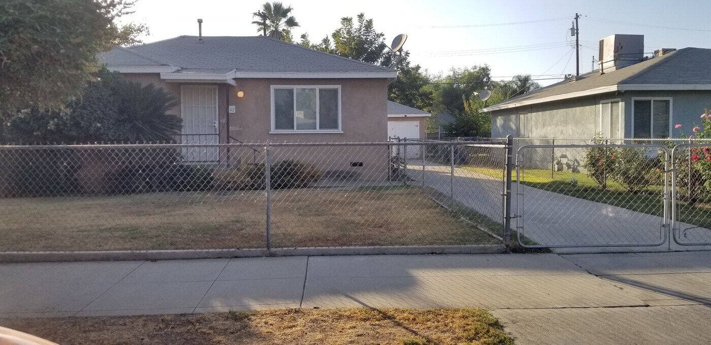 607 M St in Bakersfield, CA - Building Photo