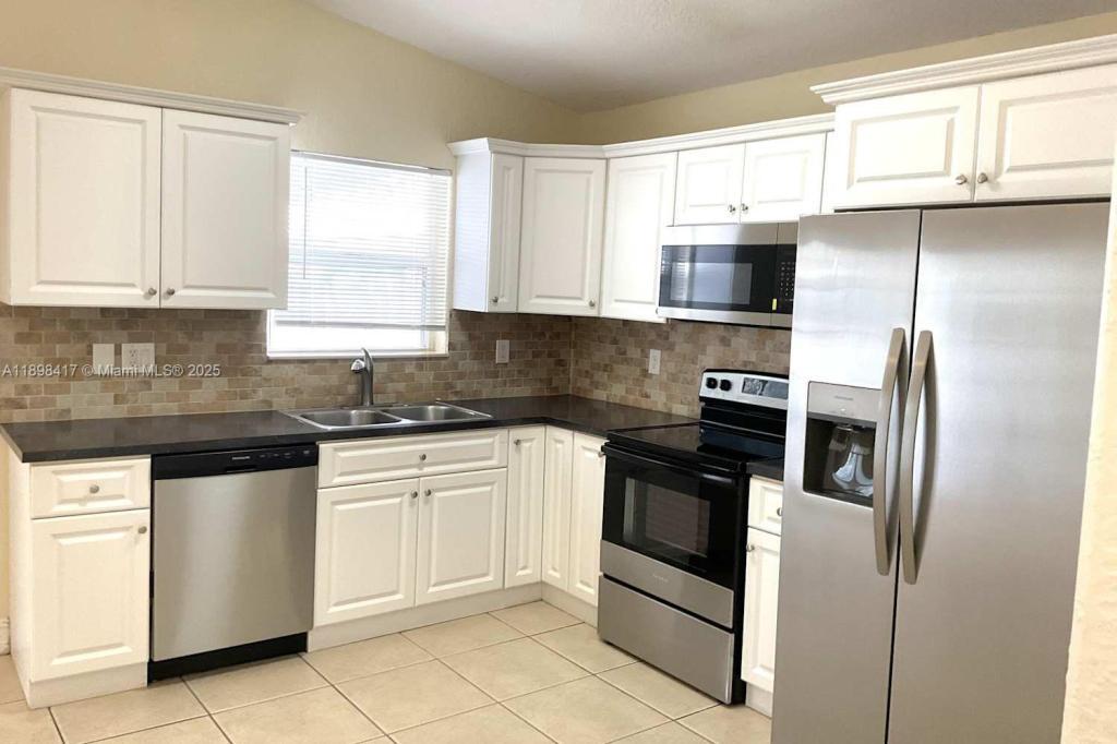 7300 W 34th Ct in Hialeah, FL - Building Photo