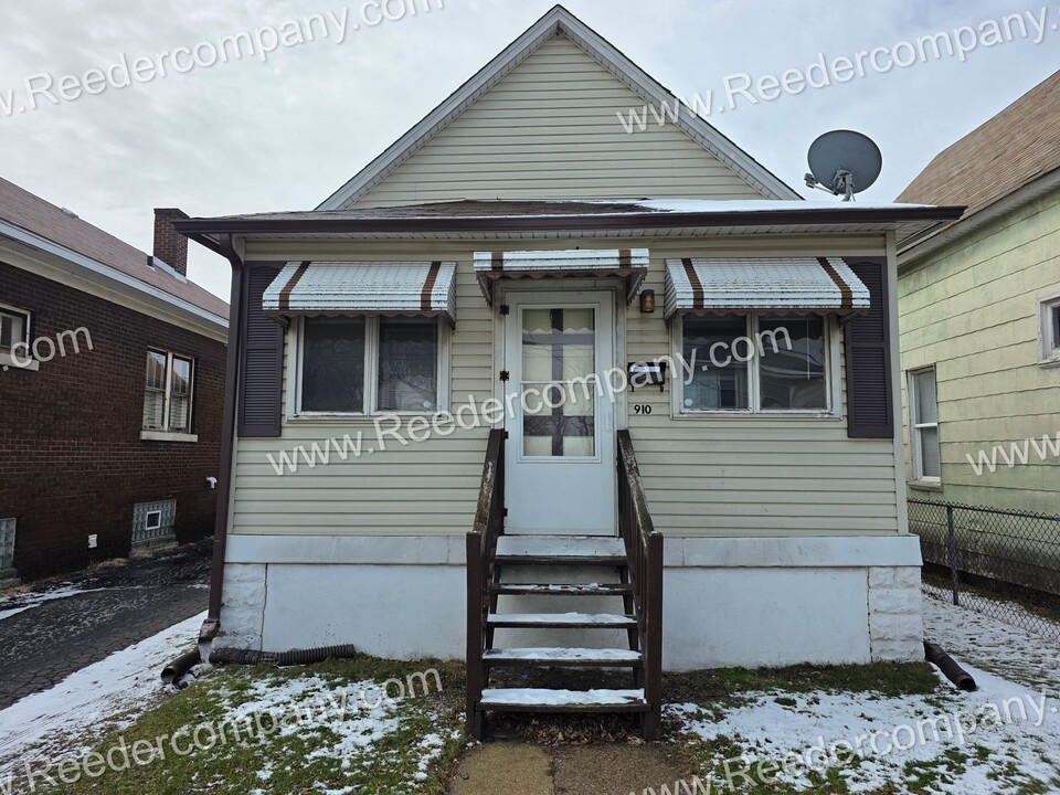 910 Wilcox St in Hammond, IN - Building Photo