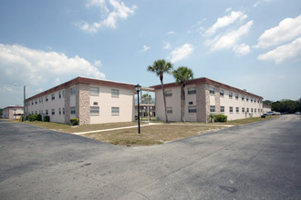 Brookside Square Apartments in St. Petersburg, FL - Building Photo - Building Photo