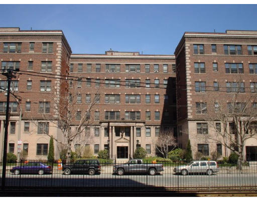 2001 Commonwealth Ave, Unit 5 in Boston, MA - Foto de edificio