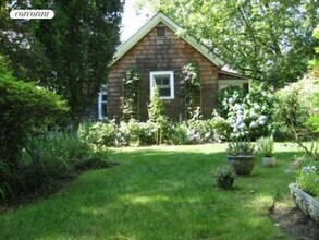 110 Burnett St in Southampton, NY - Building Photo - Building Photo