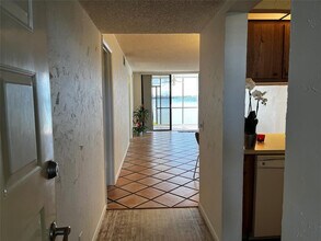 111 Lake Emerald Dr in Oakland Park, FL - Building Photo - Building Photo