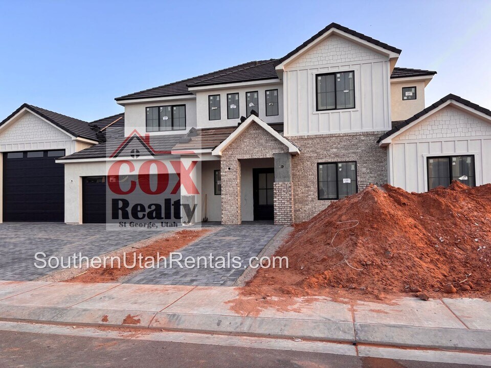 5244 W 2040 S in Hurricane, UT - Building Photo