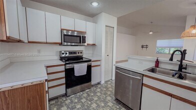 9243 Arborwood Cir in Davie, FL - Building Photo - Building Photo