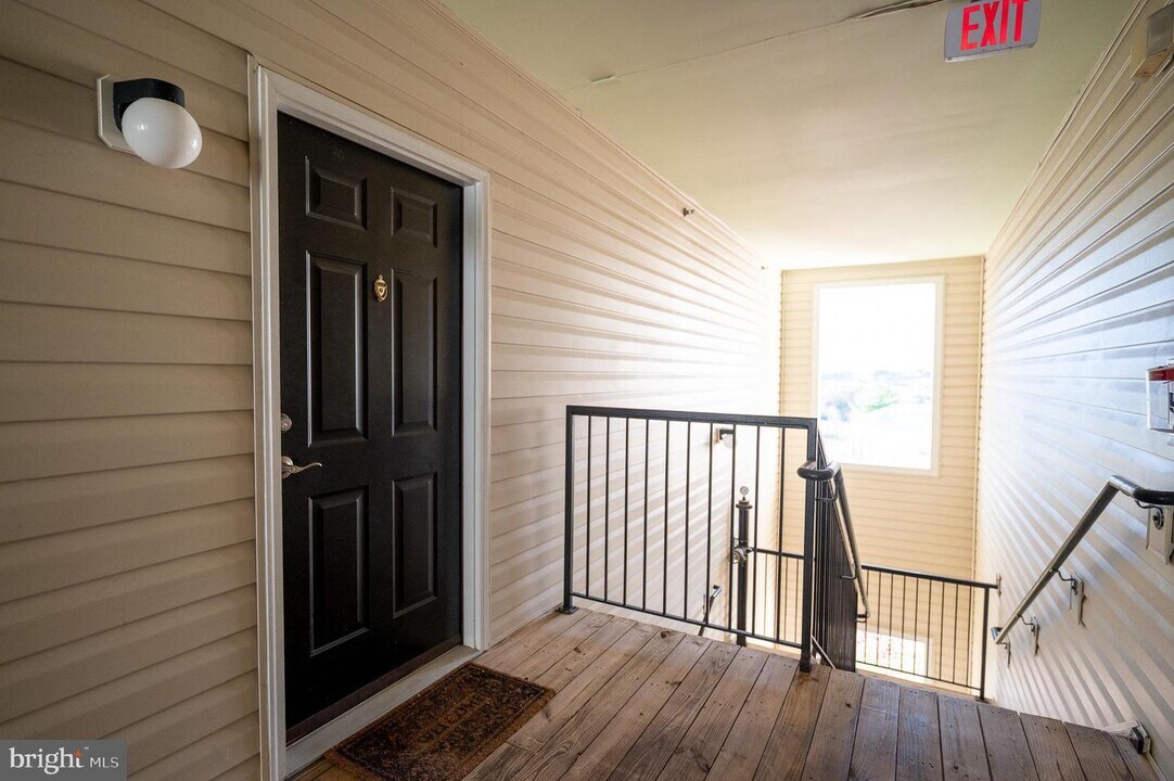 21197 McFadden Square-Unit -402 in Sterling, VA - Building Photo