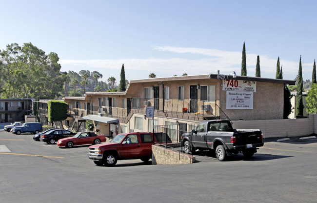 Broadway Grove in La Mesa, CA - Foto de edificio - Building Photo