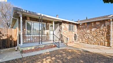 172 William Way in Pittsburg, CA - Building Photo - Building Photo