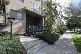 700 S Hobart Blvd in Los Angeles, CA - Building Photo - Building Photo