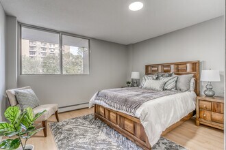 Windsor Arms in Edmonton, AB - Building Photo - Building Photo