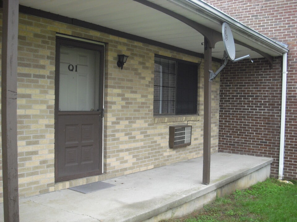 150 Mark Ln in Waterbury, CT - Building Photo