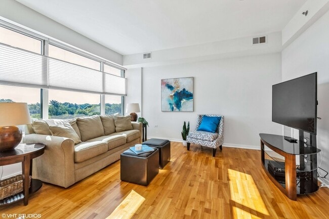 77 S Evergreen Ave in Arlington Heights, IL - Building Photo - Building Photo