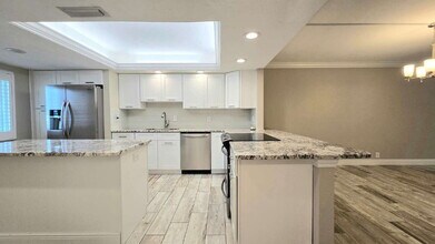 2244 Winkler Ave-Unit -103 in Ft. Myers, FL - Foto de edificio - Building Photo