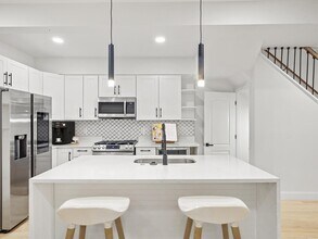 Modern update Petworth rowhouse near Fort in Washington, DC - Foto de edificio - Building Photo