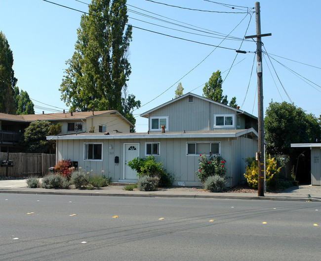 1215 Yulupa Ave in Santa Rosa, CA - Building Photo - Building Photo