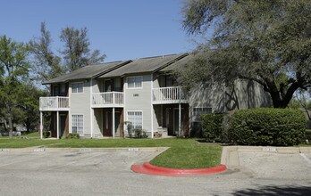 Z-12272023-River Crossing Townhomes in Austin, TX - Foto de edificio - Building Photo