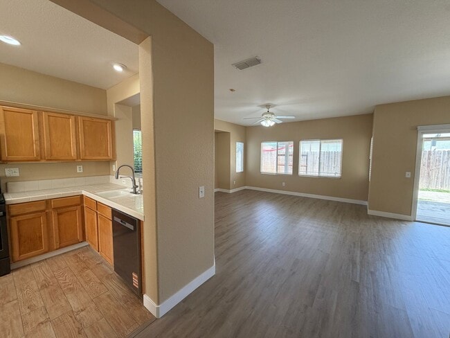 8428 Zinnia Way in Elk Grove, CA - Building Photo - Building Photo