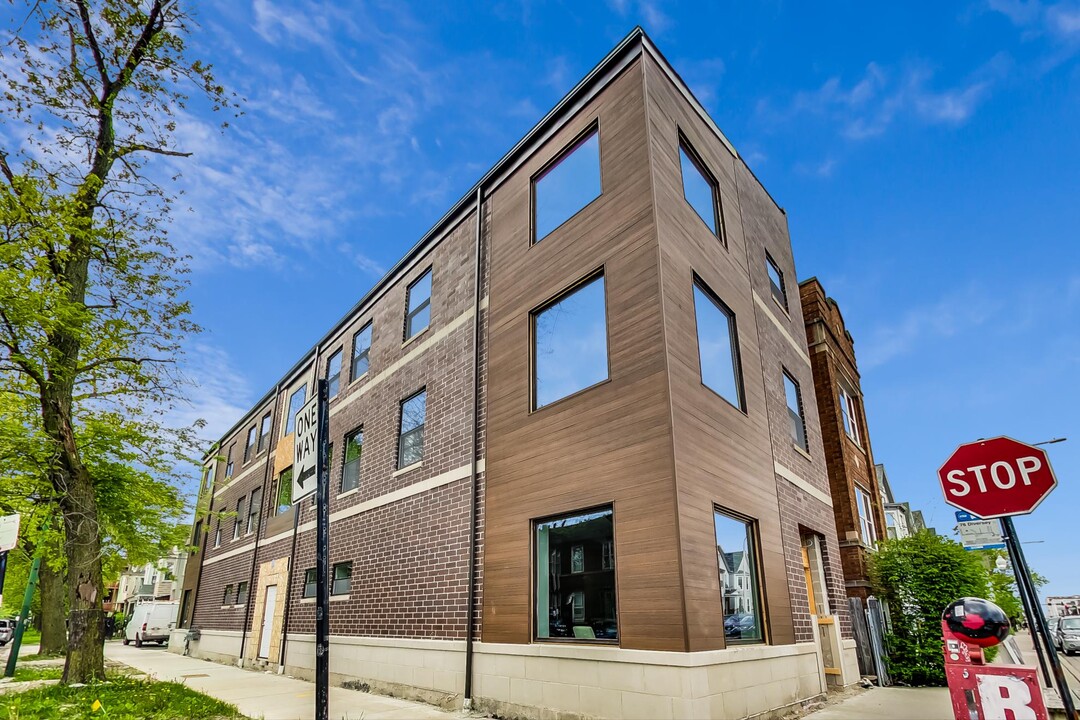 3701 W Diversey Ave in Chicago, IL - Building Photo