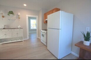 31 Florence St, Unit Floor 3 in New Britain, CT - Building Photo