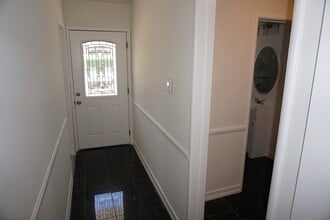 7633 Enfield Ave in Reseda, CA - Building Photo - Building Photo