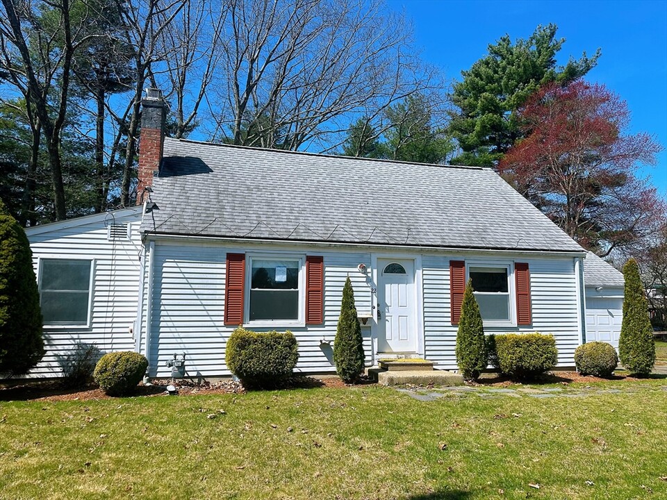 22 Oak St in Natick, MA - Building Photo