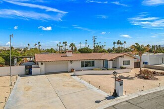2290 N Victoria Rd in Palm Springs, CA - Building Photo - Building Photo