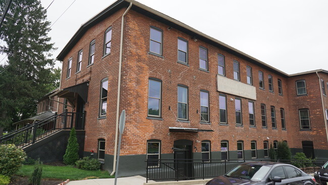 820 W Market St, Unit 2B