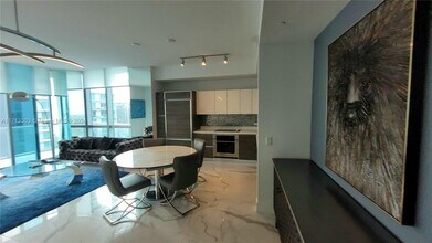 1100 S Miami Ave, Unit 4201 in Miami, FL - Foto de edificio - Building Photo