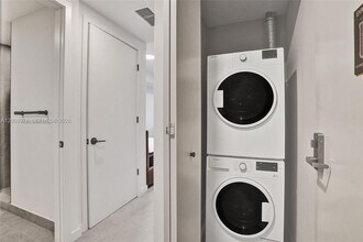 121 NE 5th St, Unit 807 in Miami, FL - Foto de edificio - Building Photo