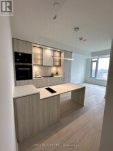 11-3311 Yorkville Ave in Toronto, ON - Building Photo - Building Photo