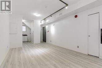 996 Queen St E in Toronto, ON - Building Photo - Building Photo