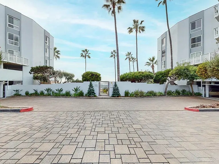630 The Village, Unit unit 101 in Redondo Beach, CA - Building Photo