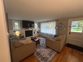 8 Pine Rd in Falmouth, ME - Building Photo