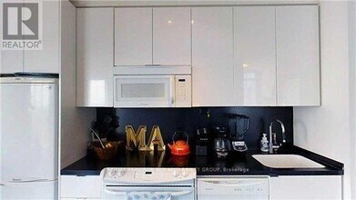 15 Iceboat Terr in Toronto, ON - Building Photo - Building Photo