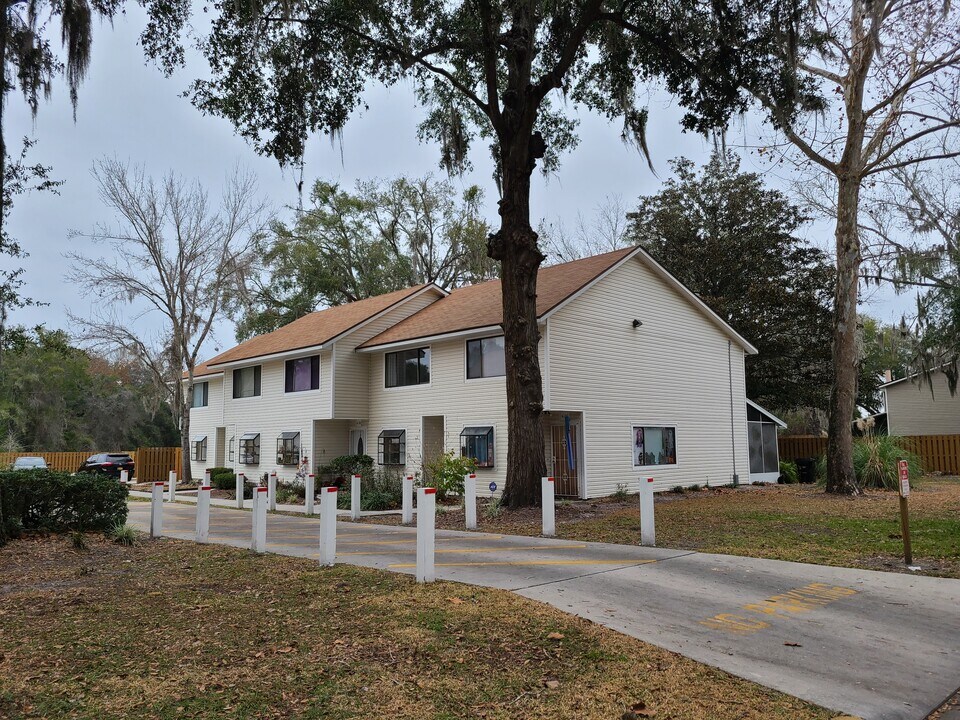 6124 SW 8th Pl in Gainesville, FL - Building Photo