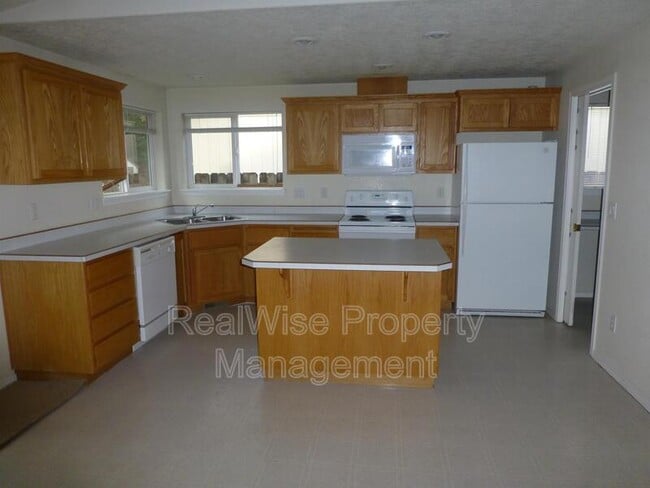 737 NE Nickernut Ave in Redmond, OR - Building Photo - Building Photo