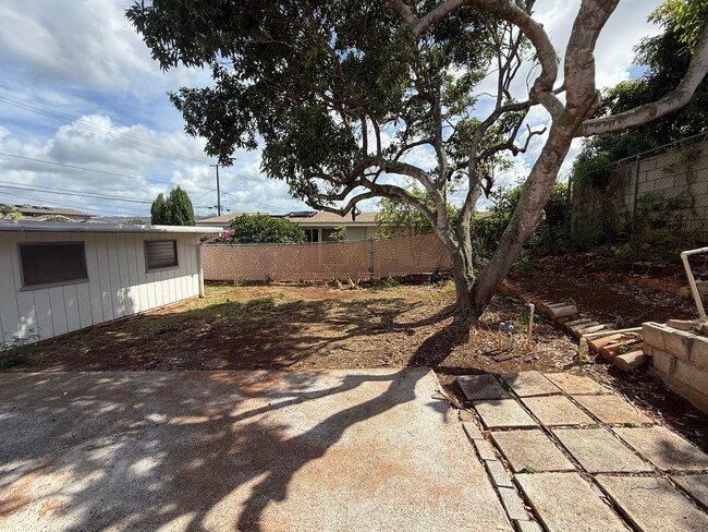 1403 Haloa Dr in Honolulu, HI - Building Photo - Building Photo