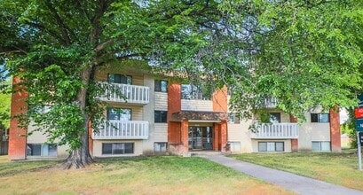 Sandalwood Place in Lethbridge, AB - Building Photo - Building Photo