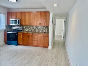 221 SW 9th Ave, Unit 1 in Miami, FL - Foto de edificio - Building Photo