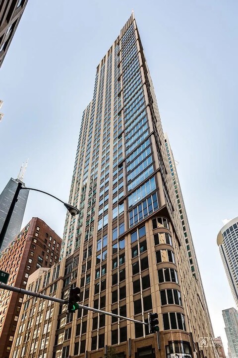 57 E Delaware Pl in Chicago, IL - Building Photo