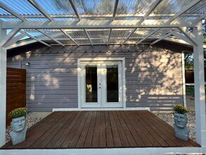 211 Lessin Ln in Austin, TX - Foto de edificio - Building Photo