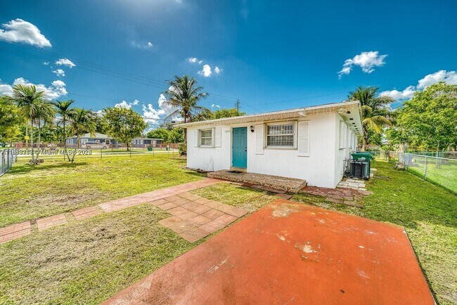 1200 NW 102nd St in Miami, FL - Building Photo - Building Photo