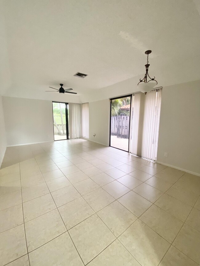 5859 Fox Hollow Dr in Boca Raton, FL - Building Photo - Building Photo