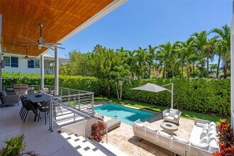 230 W McIntyre St in Key Biscayne, FL - Building Photo - Building Photo