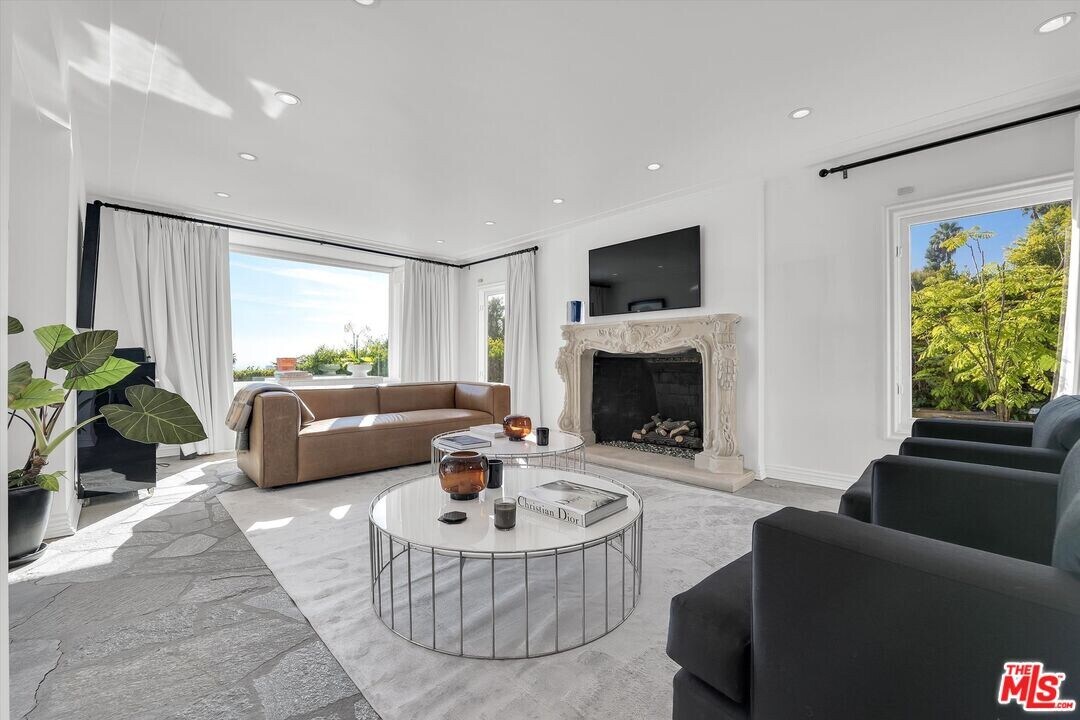 1300 Summitridge Dr in Beverly Hills, CA - Building Photo